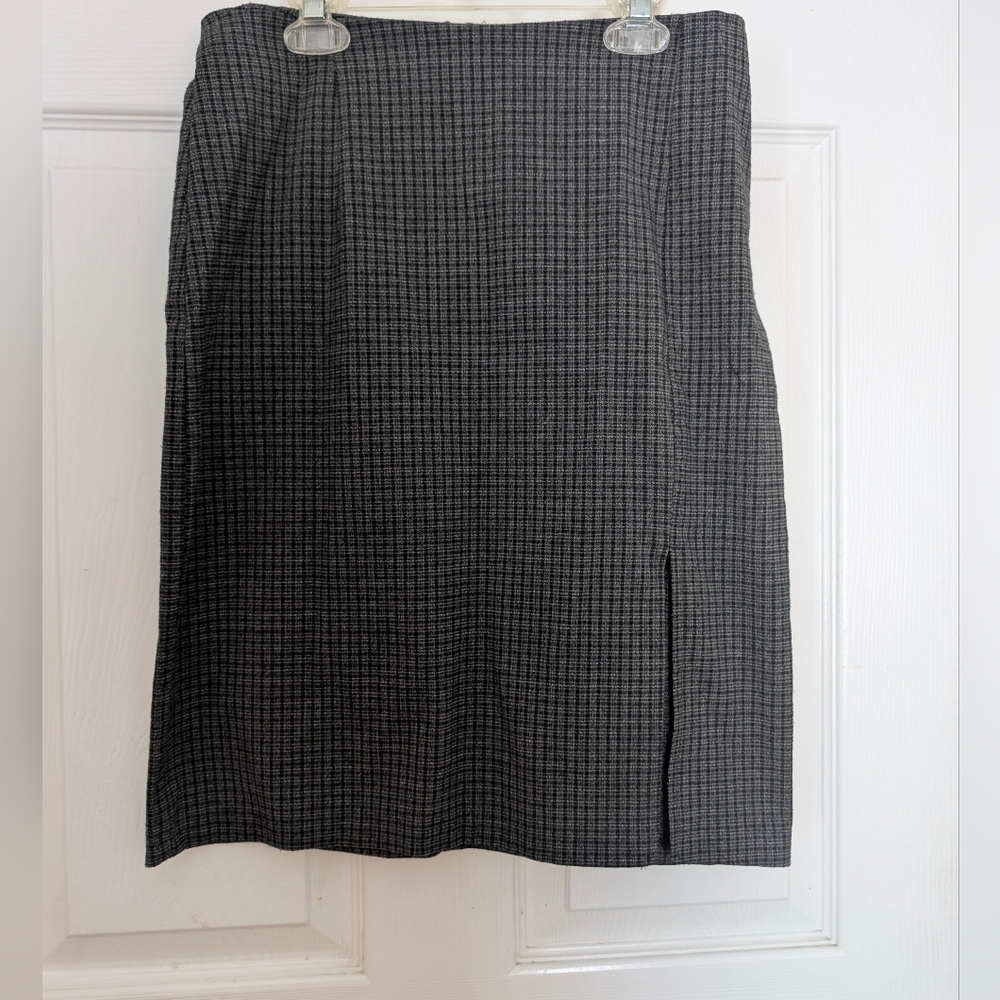 Black and White Knee-Length Pencil Skirt with Slit